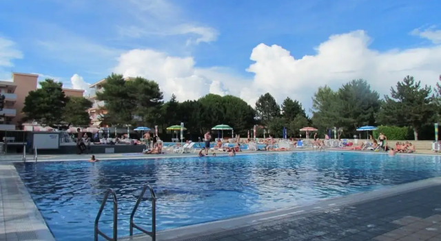 Spacious Flat With Pool Access, Prenota Appartamento Hotel a Veneto con parcheggio, Parcheggio