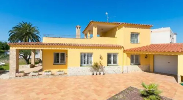 Holiday Home Carmençó 76, Забронировать Отель Отели Эмпуриабравы 4 звезды, 4*