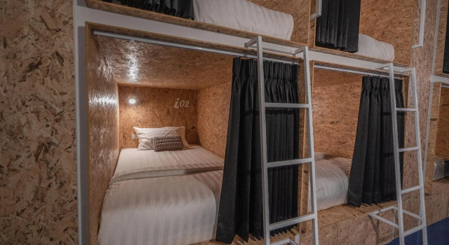 Кровать в общем номере Baan Phuen Hostel & Rooftop Bar