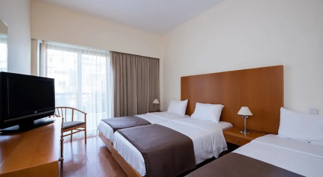 Трёхместный номер Standard с балконом Angela Downtown Hotel