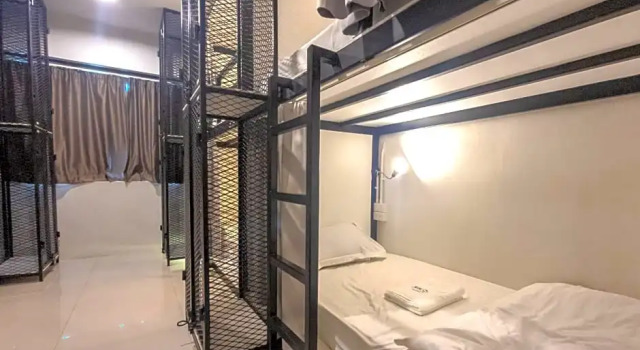 Кровать в общем номере Sloth Hostel Don Mueang