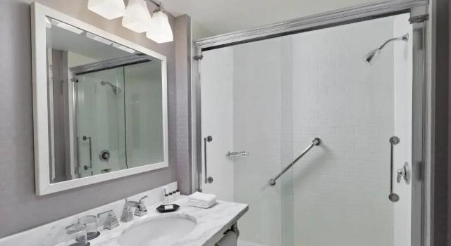 Двухместный номер Standard с видом на гавань Sheraton Erie Bayfront Hotel