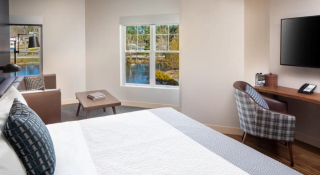 Двухместный номер Premium с видом на озеро voco Saranac Lake NY - Waterfront by IHG