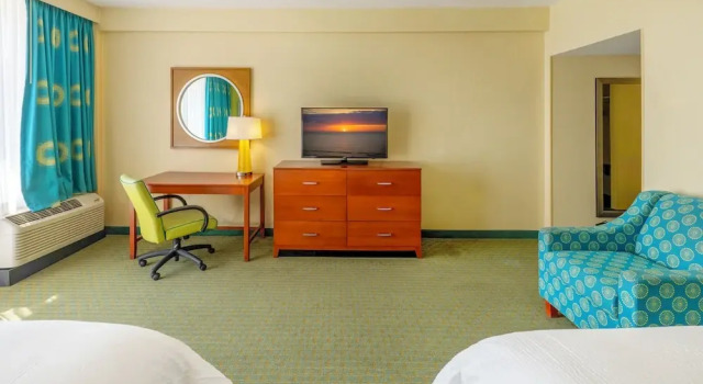 Четырёхместный номер Standard с балконом и с видом на океан Holiday Inn & Suites Virginia Beach - North Beach by IHG
