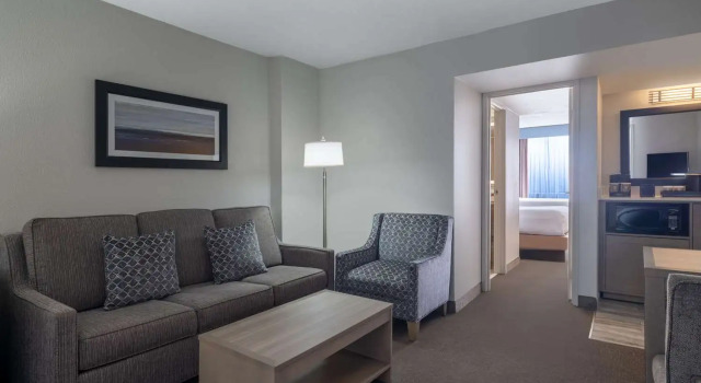 Четырёхместный люкс с 2 комнатами Embassy Suites Baltimore - North/Hunt Valley