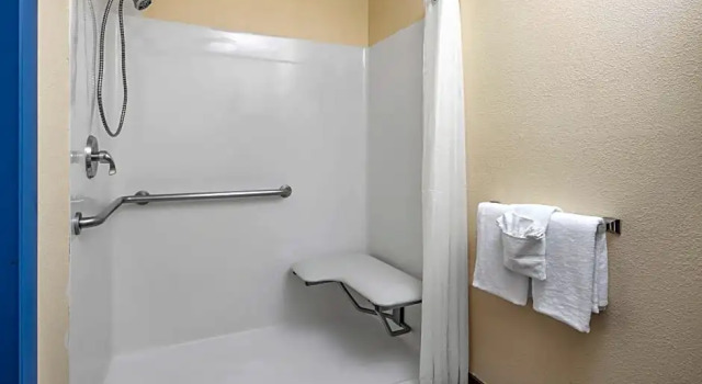 Двухместный номер Standard с балконом Days Inn by Wyndham Waynesville NC