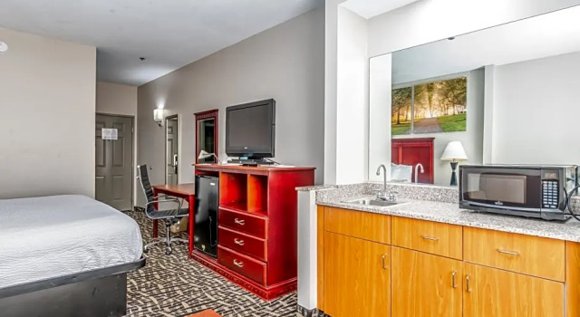 Двухместный люкс Days Inn & Suites by Wyndham Prattville-Montgomery