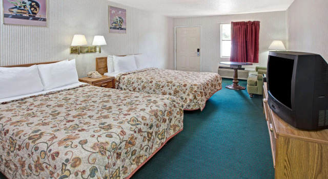 Четырёхместный номер Standard Knights Inn South Houston