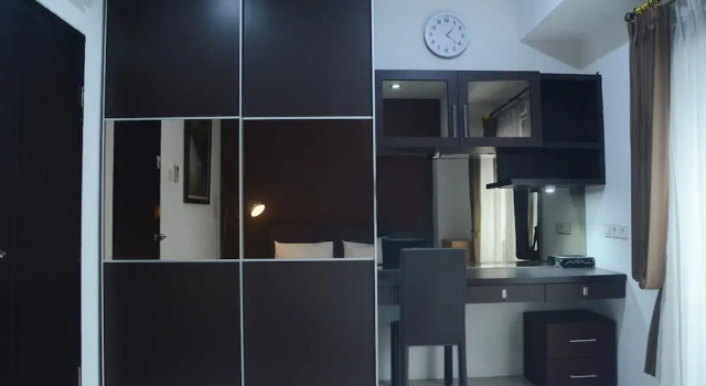 Near Shopping Center 1BR Cosmo Residence Apartmen, Забронировать Отель Отели Джакарты с парковкой, рядом с Jakarta Textile Museum, Парковка