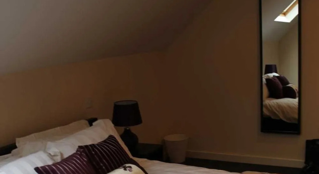 We Three Loggerheads, Rezervați Hotel Mold Clwyd