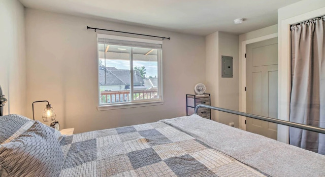 Bright Buckley Apartment in the Heart of Town, Book Apartment Buckley Crystal Mountain Washington