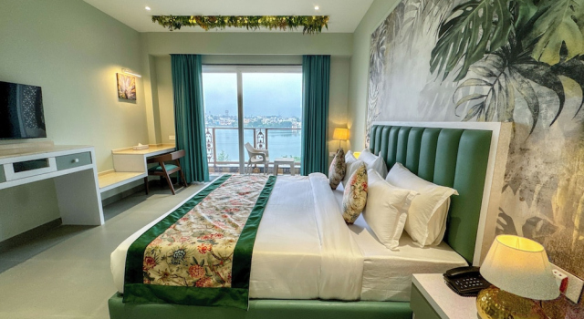 Номер Luxury Lakeside Leisure A Lake View Hotel
