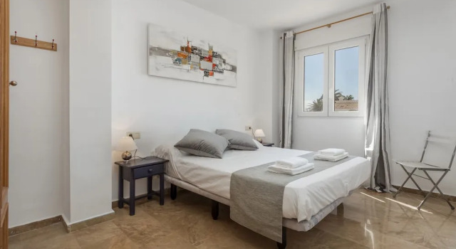 Beautiful 2-Bed first beach line apartment for 6