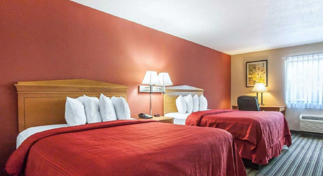 Четырёхместный номер Standard Econo Lodge Inn & Suites Centerville