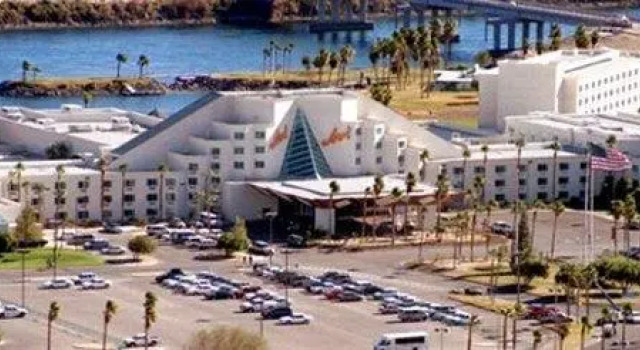 Кровать в общем номере Avi Resort & Casino