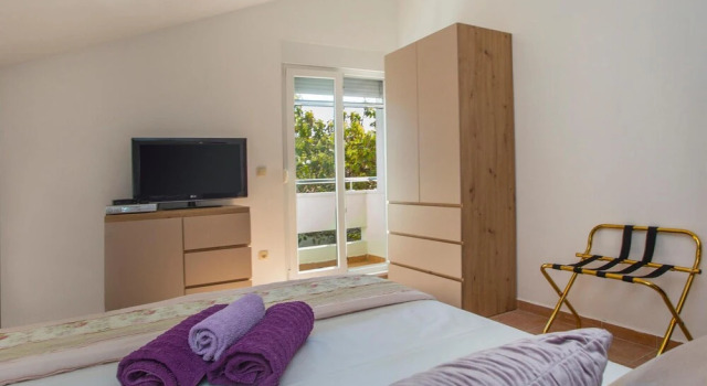 Stunning Home in Stanici With 6 Bedrooms and Outdoor Swimming Pool, Rezerwuj Hotel Stanići Split Region