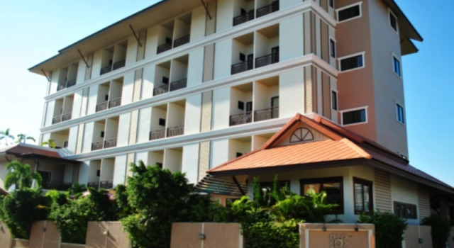 Кровать в общем номере Narawan Hotel