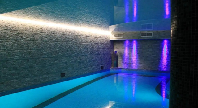 Кровать в общем номере с 6 комнатами Les Chalets dAdelphine & SPA