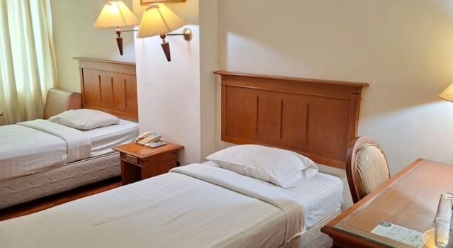 O podwyższonym standardzie dwuosobowy pokój z widokiem na miasto Hotel Mega Cikini