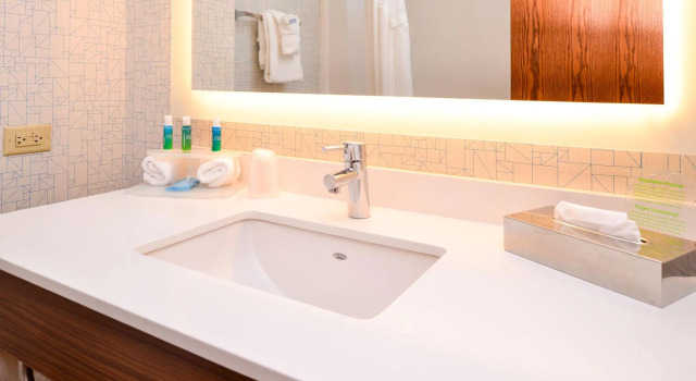 Двухместный люкс Holiday Inn Express Hotel & Suites Urbana-Champaign-U of I Area by IHG