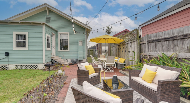 Wellness Suite + Sauna! Galveston Home By Seawall, Забронировать Дом для отпуска Виллы Галвестон, рядом с Научная лаборатория Галвестона NOAA Fisheries, Вилла