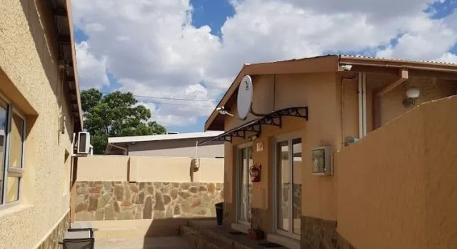 Esperanca Guesthouse, Book Hotel Hoteller i Windhoek med parkering, nær Baines Shopping Centre Windhoek, Parkering