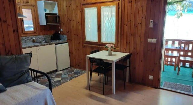Bungalow con piscina en camping privado cerca de la playa de Torre del Mar Ideal familias