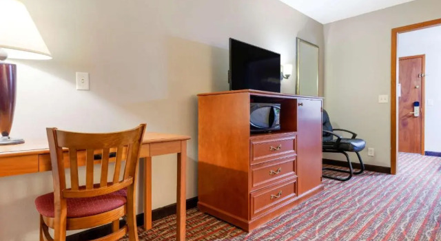 Четырёхместный номер Standard с балконом Econo Lodge Lakeview