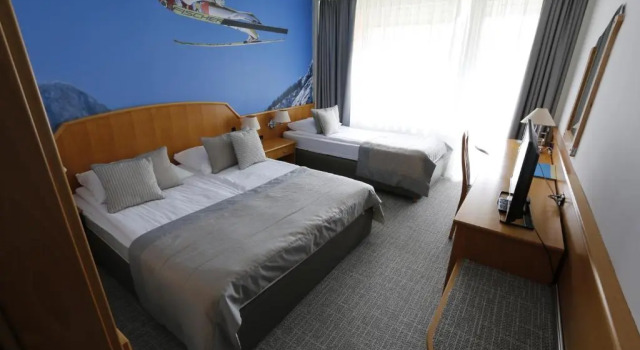 Трёхместный номер с балконом Hotel Kompas