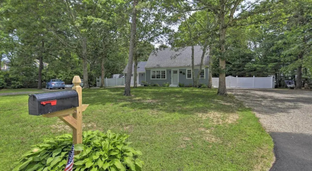 Коттедж 5 Mi to Beach: Cape Cod Getaway w/ Grill