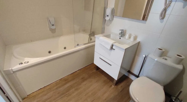 Трёхместный номер Comfort Hôtel Villa Des 2 Caps