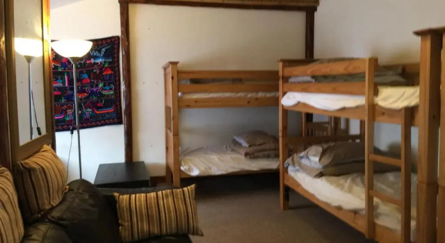 Кровать в общем номере Pantyrathro International Hostel