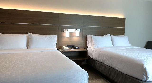 Четырёхместный люкс Holiday Inn Express & Suites Danville by IHG