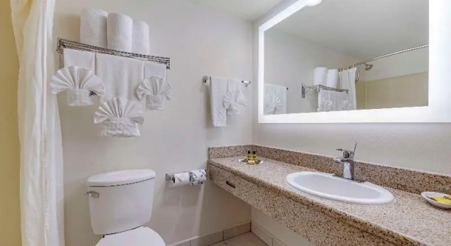 Четырёхместный номер Standard с балконом Best Western Plus Palm Desert Resort