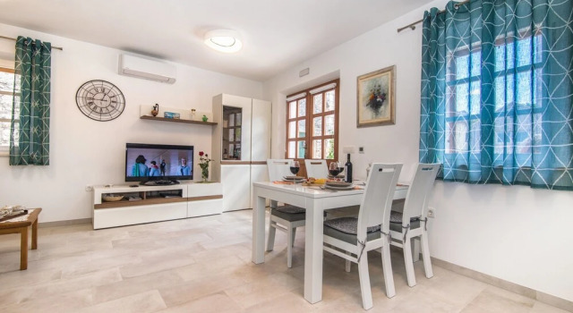 House Tia, Забронировать Отель Отели Врбоска с парковкой, рядом с Частный Пляж «Виллы Эмма», Парковка