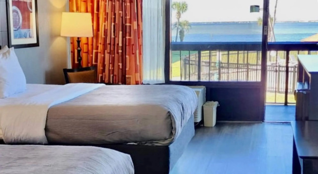 Четырёхместный номер Standard Quality Inn & Suites Gulf Breeze Bayside near Pensacola Beach