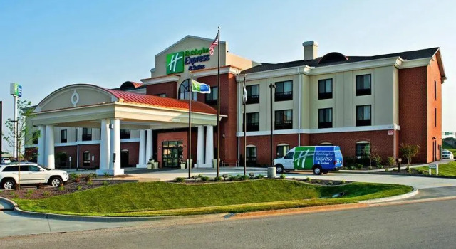 Четырёхместный номер Standard Holiday Inn Express & Suites Morton Peoria Area by IHG