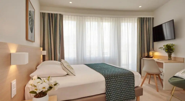 Одноместный номер Standard с балконом Hotel Suisse