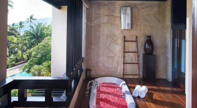 Двухместный номер с балконом и с видом на сад Renaissance Koh Samui Resort & Spa