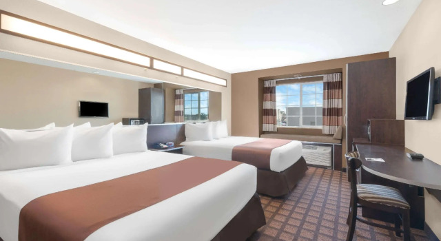 Четырёхместный номер Standard Microtel Inn & Suites by Wyndham