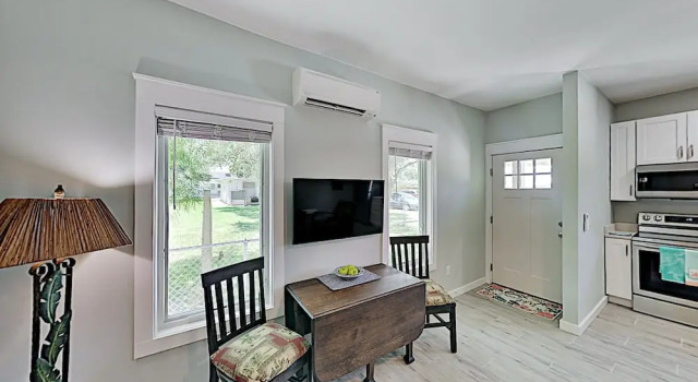 Walk To Beach! Updated Hideaway W/ New Kitchen 1 Bedroom Apts