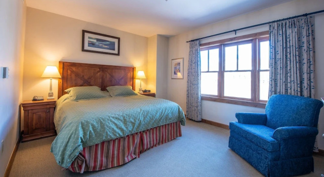 Two Bedroom Condo with Balcony over Mountaineer Square - Just Steps from the Slopes! 2 Condo - No Cleaning Fee! by RedAwning, Book Lejlighed Hoteller i Crested Butte Mountain med parkering, Parkering