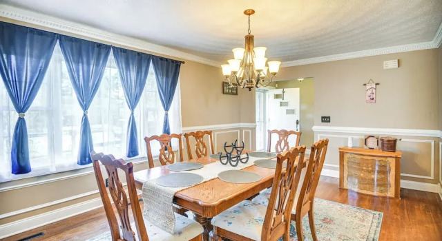 Waterfront Home w/ Dock & Yard in Hampton!, Book Feriehus Sommerhuse i Hampton, Hytte