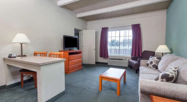 Четырёхместный люкс c 1 комнатой Days Inn & Suites by Wyndham Lexington