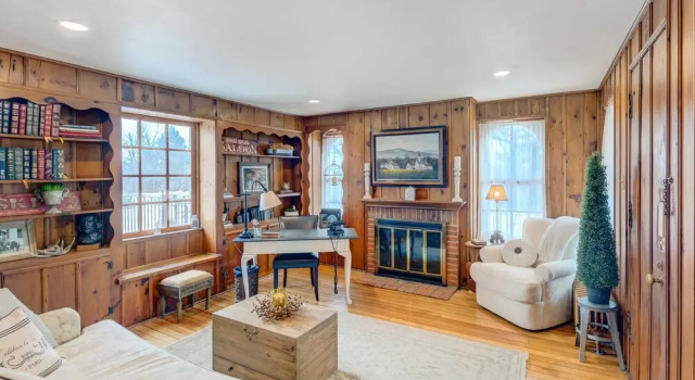 Historic Brookfield Farm Home ~ 14 Mi to Milwaukee, Book Landbrugsophold SPA-hoteller i Brookfield, SPA