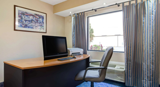 Days Inn & Suites by Wyndham Tampa/Fairground/Casino Area