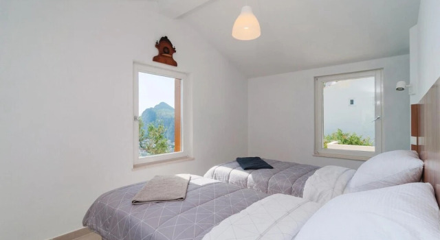 Awesome Home in Omis With Outdoor Swimming Pool, Wifi and 2 Bedrooms, Rezerwuj Hotel Hotele w Split-Dalmatia County z parkingiem, Parking