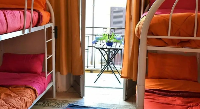 Кровать в общем номере (женский номер) с балконом Via Zara Arararooms