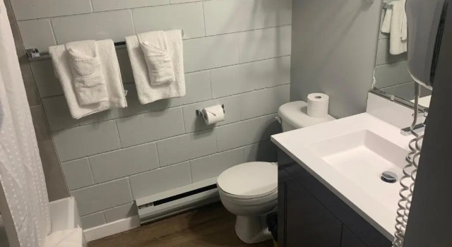Четырёхместный номер Standard Armstrong Inn