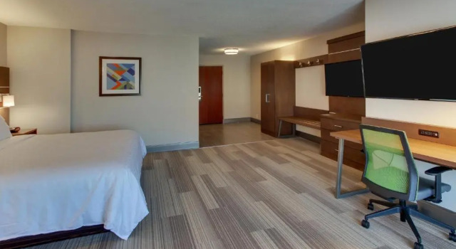 Люкс Holiday Inn Express & Suites Atlanta Perimeter Mall Hotel by IHG